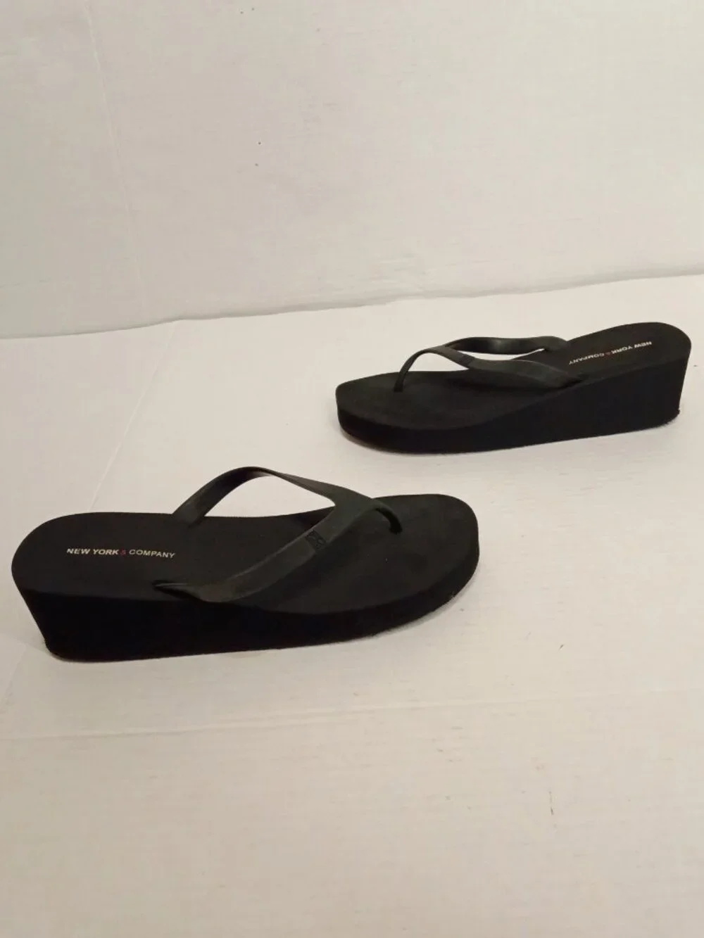 New York & Company Black Platform Wedge Flip Flops Sandals Women's Size 8 - Picture 2 of 7